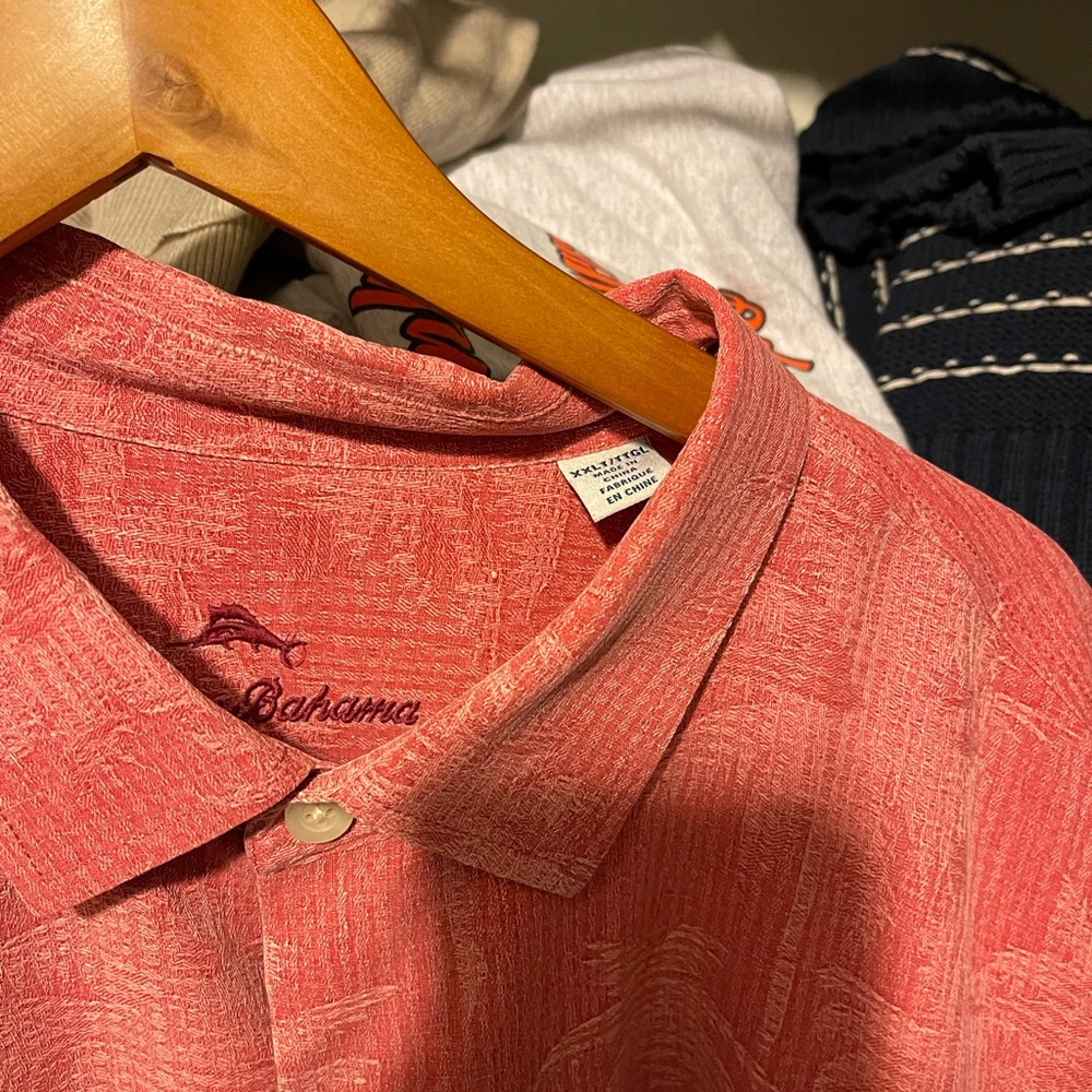 Tommy Bahama Shirt worn once, in great condition.